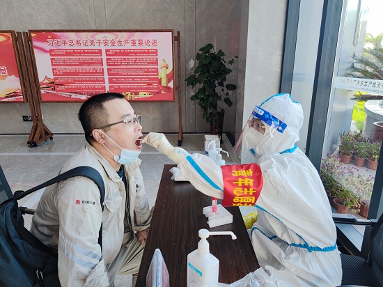 图2：青年志愿者变身”大白“为职工做核酸.jpg
