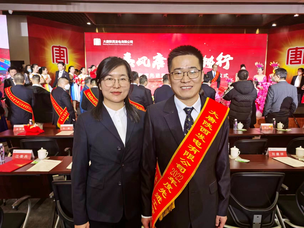 4.韩城第二发电公司楚乐、李玉珍夫妇在获奖现场（曹军科摄）.jpg