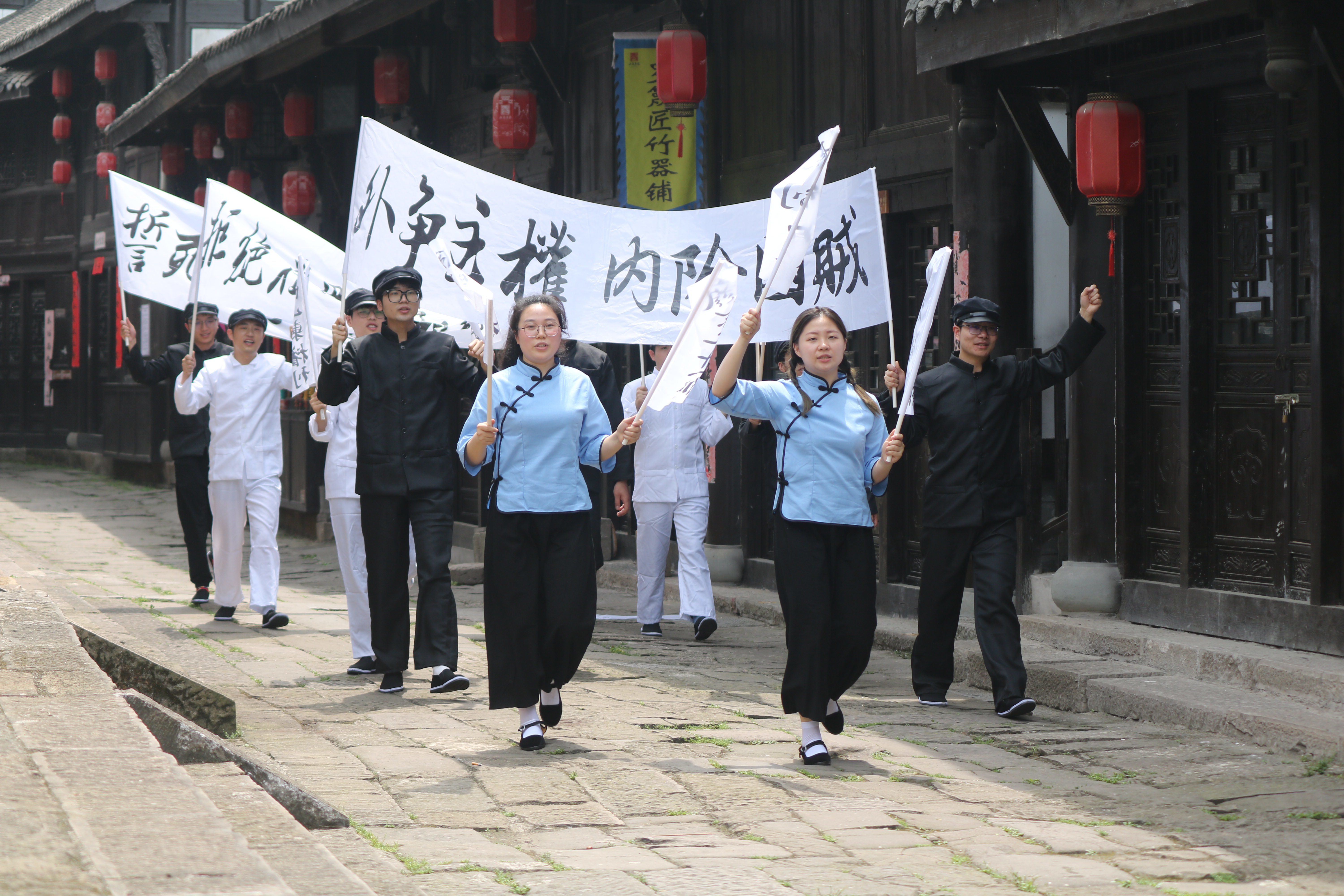 重返五四现场，传承五四精神.jpg