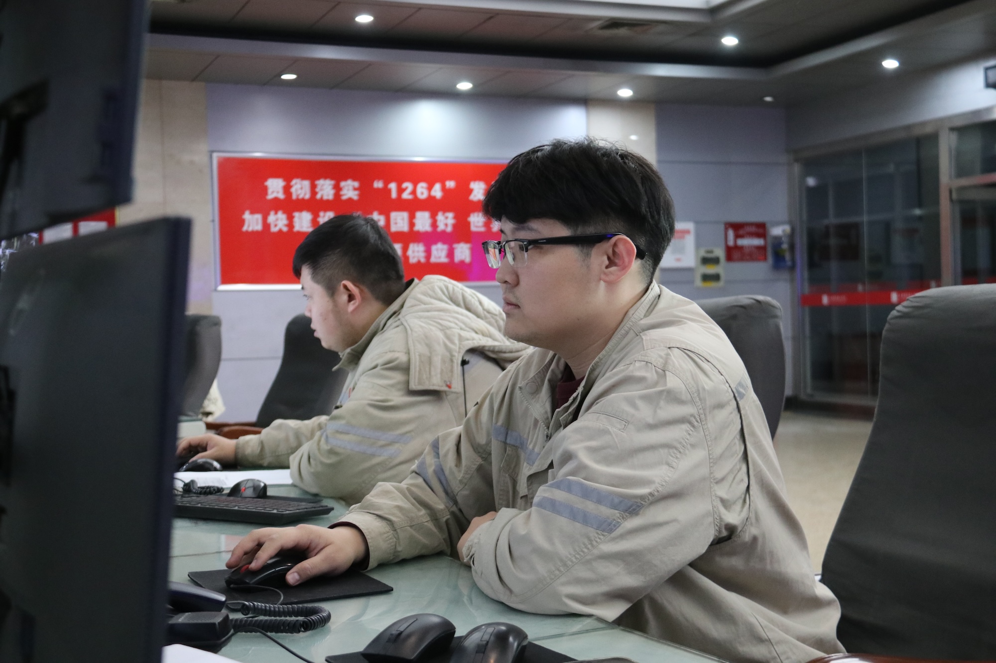 2.图为发电部实时掌握来煤翻卸进度，并及时通报燃料结构，确保机组经济稳定运行.jpg