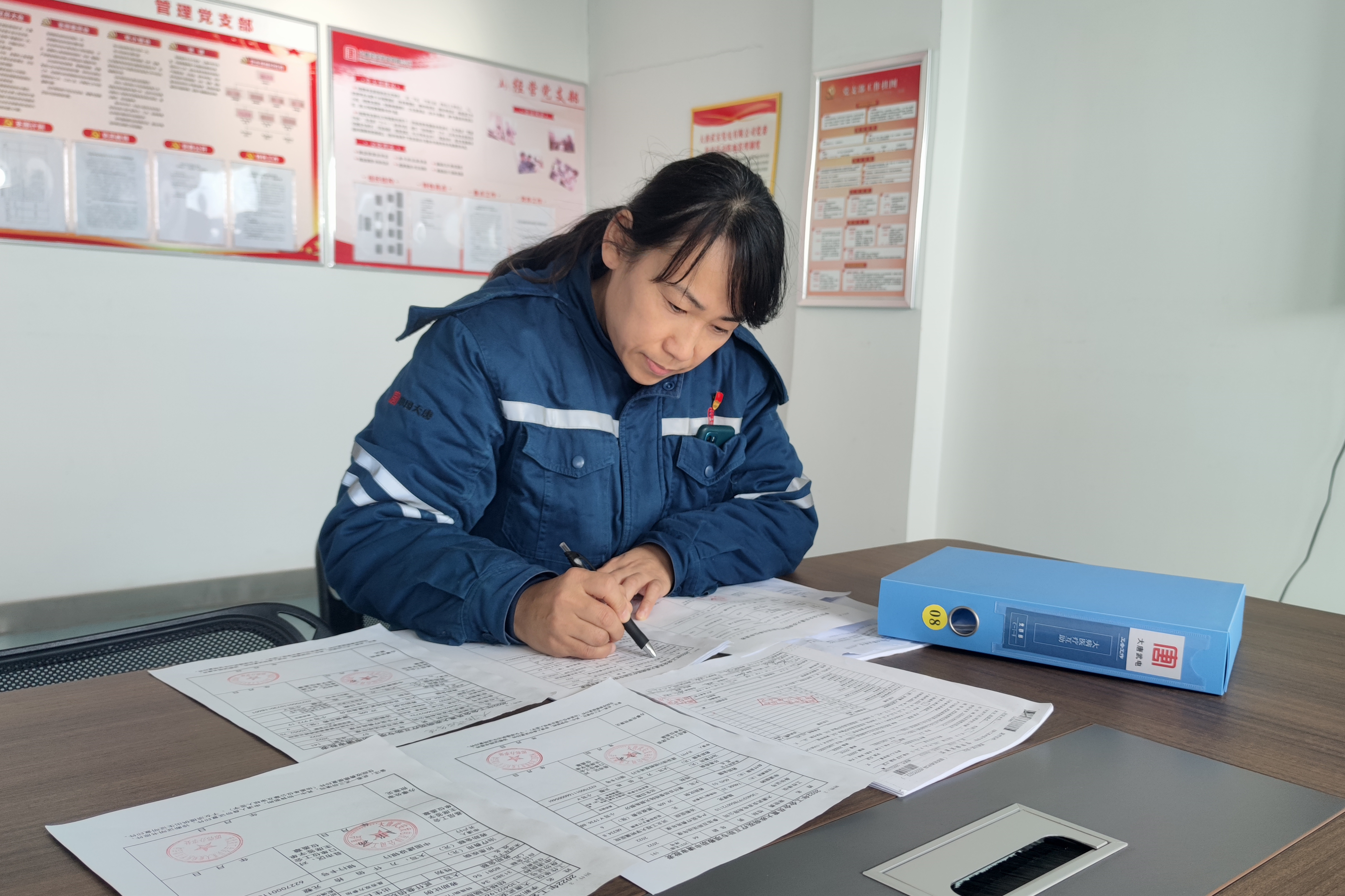 总武安发电有限公司张华正在梳理职工专项救助材料.jpg