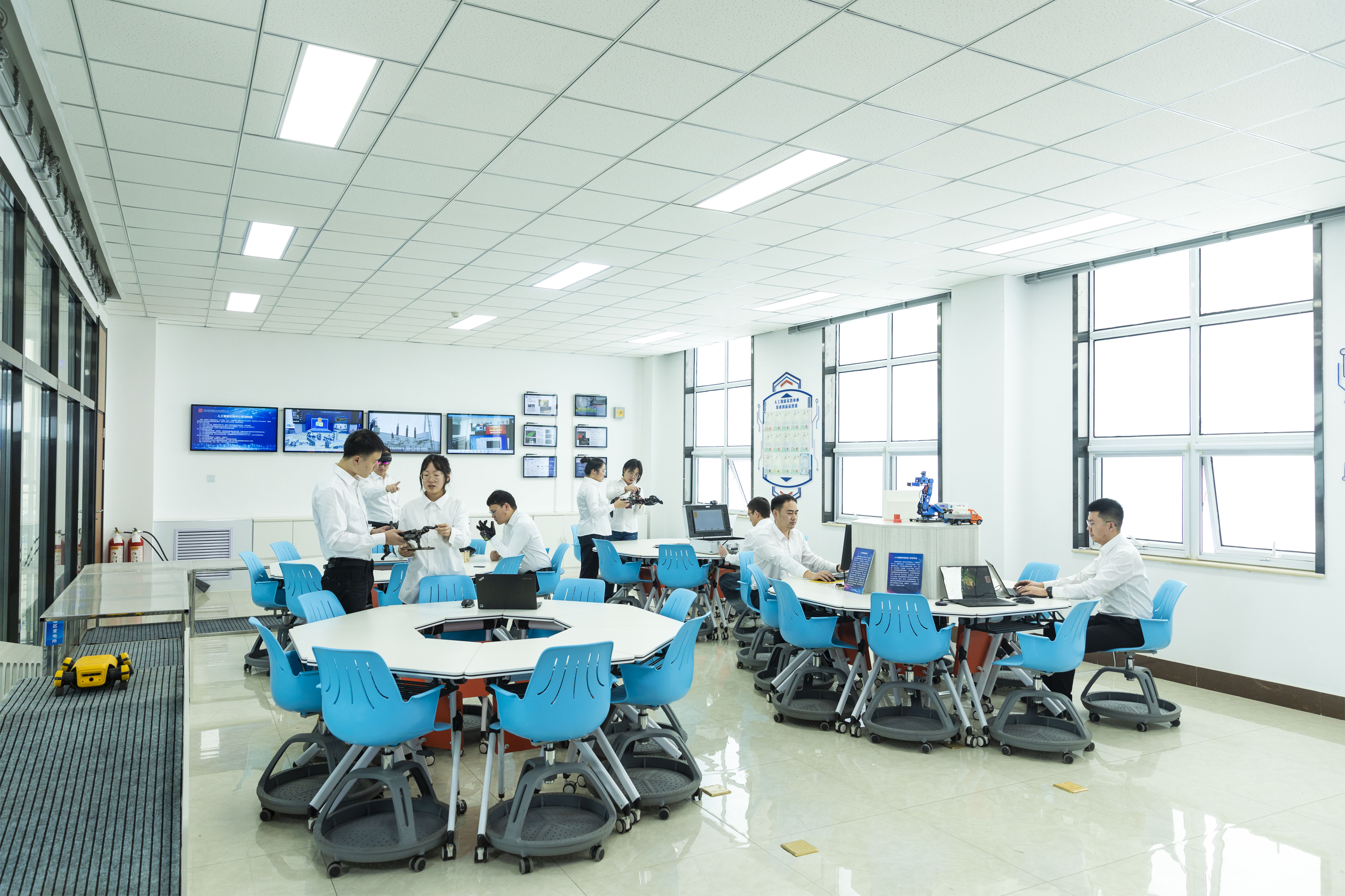 2.智慧联盟人工智能机器人实验室：携手科研院所、头部企业，建立“产学研用新型攻关”模式.jpg